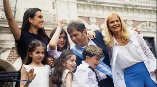  ?? FOTOS: TELAM. ?? ASUNCIÓN. Kicillof con su familia y la vice Verónica Magario tras haber jurado como gobernador de la provincia.