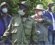  ?? FOTO LAPRESSE ?? Momenti di pace
Un ranger accompagna i turisti nel parco Virunga