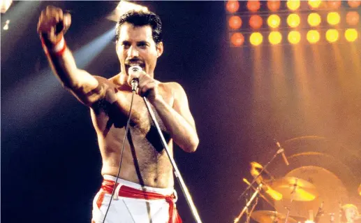  ??  ?? Icona
Freddie Mercury, pseudonimo di Farrokh Bulsara, è nato a Zanzibar il 5 settembre 1946 ed è morto a Londra il 24 novembre 1991. Con i Queen (da lui fondati nel 1970) ha venduto 300 milioni di dischi. Nella foto è sul palco di un concerto tenuto a...