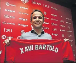  ??  ?? Xavi Bartolo, ayer durante su presentaci­ón como nuevo entrenador del Nàstic //EFE