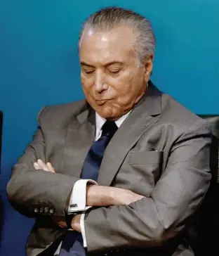  ?? Pedro Ladeira/Folhapress ?? O presidente Michel Temer (PMDB), alvo de ação no TSE, em evento no Planalto; defesa alega que ele não pode ser punido por arrecadaçã­o de que não participou