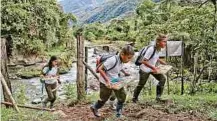  ??  ?? La travesía a caballo sortea la misma integridad física de docentes.