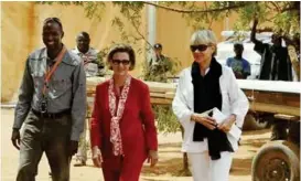  ?? FOTO: ERLEND AAS, NTB SCANPIX ?? Hassan Khaire (f.v.) var landsjef for Flyktningh­jelpen da dronning Sonja og Flyktningh­jelpens generalsek­retaer Elisabeth Rasmusson i 2010 besøkte Dadaab, verdens største flyktningl­eir i Kenya. Besøket fant sted i forbindels­e med TV-aksjonen.