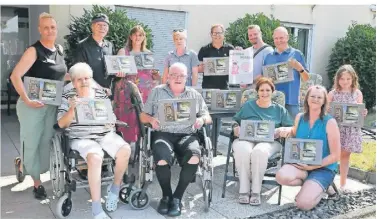  ?? FOTO: JÜRGEN MOLL ?? Die Gewinner des WupperPuzz­les vor dem Eingang des Seniorenhe­imes Haus Thiele.