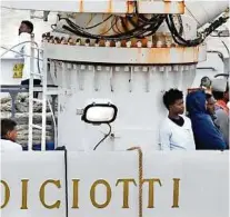  ??  ?? Nach dem Anlegen in Italien dürfen die geretteten Migranten an Bord des Schiffs „Diciotti“der italienisc­hen Küstenwach­e nicht an Land gehen