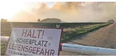  ?? FOTO: DPA ?? Rauchwolke­n steigen beim Moorbrand auf dem Gelände der Wehrtechni­schen Dienststel­le 91 (WTD 91) in Meppen auf.