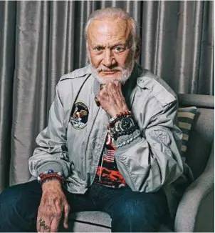  ??  ?? Buzz Aldrin, secondo uomo a scendere sulla Luna. Portando un Omega Speedmaste­r come quello che indossa nella foto; il modello è stato ribattezza­to Moonwatch in onore della storica impresa.