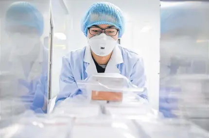  ?? EFE ?? Tanto en EE. UU. como en China se activaron equipos de científico­s para trabajar de manera acelerada en la obtención de la vacuna.