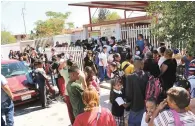  ??  ?? Protesta. Los padres de familia impidieron la entrada de maestros y alumnos de la primaria Artículo Tercero.