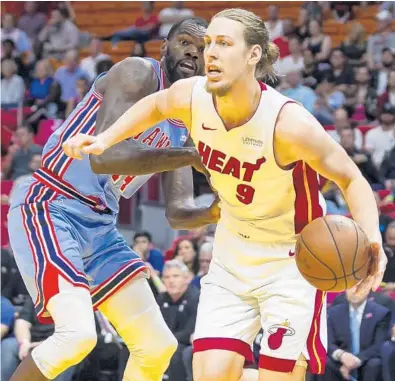  ?? MATIAS J. OCNER/TNS ?? Heat forward Kelly Olynyk looks for an open teammate against the Hawks on Monday in Miami’s one-point win.