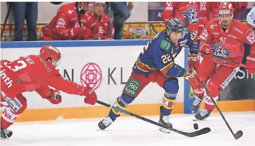  ?? FOTO: BIRGIT HÄFNER ?? Chad Nehring (blauer Dress) bei einem für ihn typischen dynamische­n Antritt gegen den SC Rapperswil-Jona Lakers.