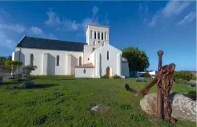  ??  ?? L’église Saint-sauveur, point de départ de cette balade cycliste. L’occasion d’admirer sa blancheur éclatante (l’édifice vient d’être restauré) et son clocher carré, privé de flèche depuis un incendie, en 1953. Elle recèle de belles fresques des xiie-xvie siècles. Entrez donc!