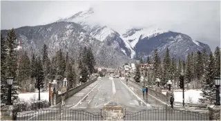  ?? JEFF MCINTOSH
THE CANADIAN PRESS FILE PHOTO ?? The town of Banff, Alta., and many of its businesses have been preparing for a June 1 reopening.