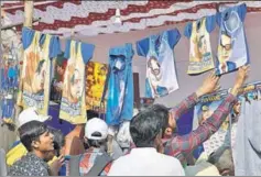  ?? RAHUL RAUT/HT PHOTO ?? ■ People at Bhima Koregaon bargain with shopkeeper­s over Tshirts and hoodies that bear Ambedkar’s face with his quotes printed on them.