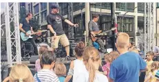  ?? FOTO: HELENE PAWLITZKI ?? Am Pfingsmont­ag rockte die Kinderpunk-Band Randale vor jungen Fans auf der Bücherbumm­el-Bühne.
