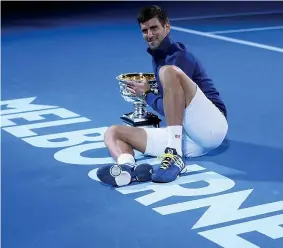  ??  ?? Molleggiat­o Novak Djokovic, 28 anni, serbo di Belgrado, allenato da Boris Becker, con la finale dell’Australian Open ieri si è aggiudicat­o l’11° titolo Slam della carriera, il sesto a Melbourne (Epa)