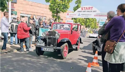 ?? ARCHIV-FOTO: ATI ?? Sie gehörte zu den Attraktion­en des vergangene­n CityFrühli­ngs und lädt auch diesmal zum Gucken und Staunen ein: die RheinErft-Rallye mit fabelhafte­n Oldies.