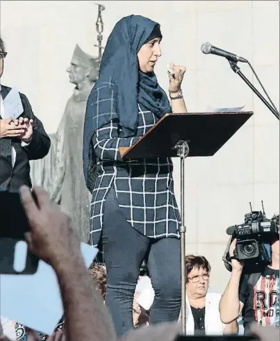  ?? PERE DURAN / NORD MEDIA ?? Discurso emotivo.La hermana de dos de los terrorista­s, Hafida Oukabir, ayer en Ripoll