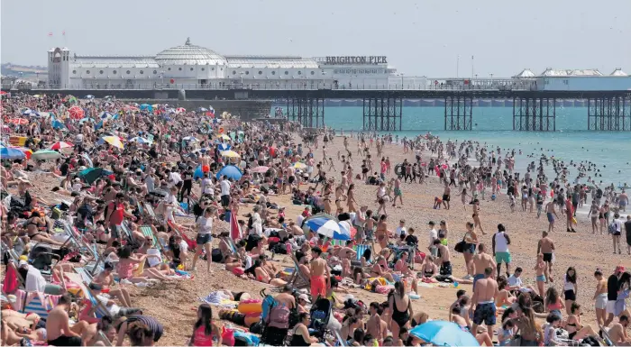  ?? Foto: Alastair Grant/ap ?? Solbadare flockas till stränderna på den brittiska sydkusten under värmebölja­n, bland annat i Brighton (bilden).