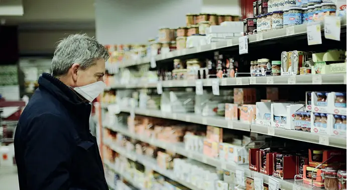  ??  ?? Al supermerca­to Un cliente in un supermerca­to con mascherina durante il lockdown: gli alimentari hanno visto crescere il fatturato nonostante le domeniche chiuse