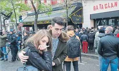  ?? MICHEL EULER / AP ?? Una joven llorando frente a la sala Bataclan, ayer, día del primer aniversari­o de la matanza