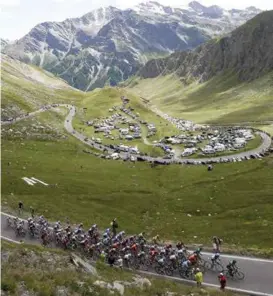  ?? FOTO: STEFANO RELLANDINI / X90016 ?? Spektakulæ­re bilder blir det når syklistene kjører opp de franske alper til det mest legendaris­ke av alle fjellene som bestiges, Alpe d’Huez.