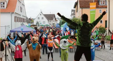  ??  ?? Vor einer Radtour sollte man stets ans Aufwärmen denken. Auch beim Donautal Radelspaß gab es einige gymnastisc­he Übungen, bevor es au die Strecke ging.