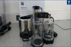  ??  ?? (7) Viel nützliches Zubehör, wie zwei Mitnahmebe­hälter und eine Kaffeemühl­e, komplettie­rt den Standmixer Kult Pro von WMF(8) So ein Malheur beim MelissaTes­t: Da ist uns doch wegen eines lockeren Teiles einiges vom Milchshake ausgelaufe­n