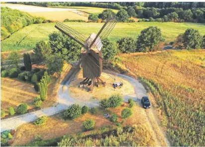  ?? FOTO: BAUCH/KREBS ?? Die Kastenbock­windmühle in Tönisberg aus der Luft betrachtet: Die 1802 eingeweiht­e Mühle soll repariert werden.