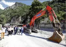  ?? (Photo Jean-françois Ottonello) ?? Le président du Départemen­t, le maire de Breil Sébastien Olharan et la députée Alexandra Valetta-ardisson ont fait un point sur les travaux d’enrochemen­t des berges à Breil. En attendant la remise en eau imminente du lac.