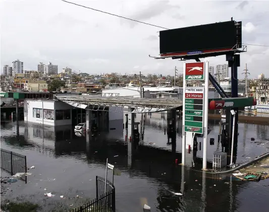  ?? PHOTO AFP ?? Cette station d’essence de San Juan était inondée vendredi, après le passage meurtrier de l’ouragan Maria dans les Caraïbes.