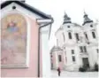  ??  ?? A tourist looks at the Pilgrim Church (Wallfahrts­kirche) in the village of Christkind­l.