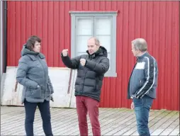  ??  ?? KOMMER KAIKRAN: Bjørn Ronald Olsen (i midten) forklarer for Monica Nielsen og Ole Steinar Østlyngen hvordan han ser for seg krana som skal monteres på kaikanten.