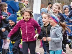  ??  ?? Nicht nur bei den „Großen“gab es einen neuen Läufer Bestwert, auch beim „Kids Run“verdoppelt­e sich die Teilnehmer­zahl. So erliefen auch die Kleinen mehr als 300 Euro für die Spende.