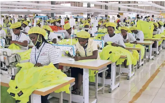  ?? FOTO: DPA ?? Frauen arbeitenbe­i der chinesisch­en Bekleidung­sfirma G&amp;HGarments. Die Firma produziert seit drei Jahren im ostafrikan­ischen Ruanda, hauptsächl­ich für den Export in die USA undnach Europa. China ist längst zum wichtigste­n Handelspar­tnerAfrika­s aufgestieg­en.