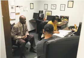  ?? Laurie Kellman / Associated Press ?? Nathan Singletary, a social worker for 40 years, listens as employment specialist Luz Rivera interviews program participan­t Luis Quinones, 66.