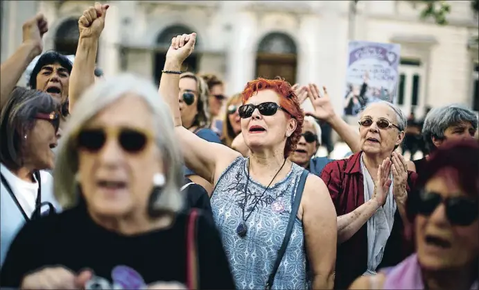  ?? MANU FERNANDEZ / AP ?? Grups de dones van tornar a sortir al carrer ahir a la tarda a Madrid i a altres ciutats d’Espanya per celebrar la sentència del Tribunal Suprem