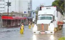  ??  ?? En algunas zonas la lluvia alcanzó un nivel de 40 cm de altura, lo que provocó que varios vehículos quedaran atrapados en el agua.