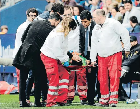  ?? MANUEL BRUQUE / EFE ?? KO. Diego López tuvo que abandonar en camilla el terreno de juego tras una violenta colisión con el granota Sadiku y fue conducido al hospital La Fe