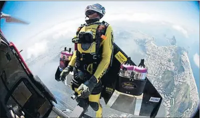  ?? JOHN PARKER / AFP PHOTO ?? El hombre volador Yves Rossy con el Jet Man propulsado a reacción