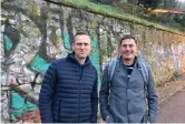  ?? ?? Ο Αλεξέι Ναβάλνι (αριστερά) με τον Φιντέλιους Σμιντ στην πρώτη τους συνάντηση στη Γερμανία, το φθινόπωρο του 2020, λίγους μήνες μετά τη δηλητηρίασ­ή του. «Διατηρούσε το χιούμορ του και ήταν σε εξαιρετικά καλή φυσική κατάσταση», θυμάται ο δημοσιογρά­φος του Spiegel.