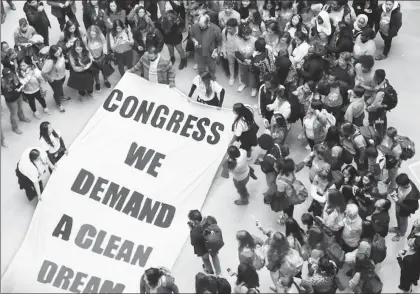  ??  ?? Cientos de jóvenes migrantes protegidos por el DACA se manifestar­on ayer dentro del Congreso estadunide­nse para exigir una solución favorable a su estatus migratorio ■ Foto Afp