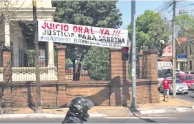  ??  ?? El clamor de justicia por el brutal crimen de la abogada Sabryna Breuer ganó las calles de Asunción. Chicanas de la defensa impiden realizar la preliminar.