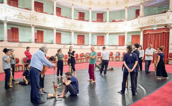  ??  ?? iNuovi, gruppo di diplomati alla fiorentina Scuola di Teatro Orazio Costa al Niccolini con Sieni e Cuticchio in una immagine di archivio