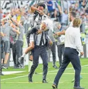  ?? REUTERS ?? Juventus’ Juan Cuadrado (left) sprays coach Massimilia­no Allegri with vanishing foam after they secured the Serie A title.