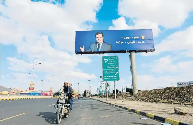 ?? MOHAMMED H  AI    A ?? Foto del ministre libanès d’Informació, George Kordahi, a Sanà, capital del Iemen sota control huthi: les seves declaracio­ns antibèl·liques han irritat el Golf