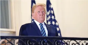 ??  ?? EL PRESIDENTE Donald Trump de pie en un balcón de la Casa Blanca, el lunes 5 de octubre de 2020