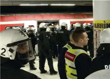  ??  ?? Polizeikrä­fte begleiten die übrigen Fans des Hamburger SV in Richtung Hauptbahnh­of.