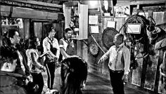  ??  ?? Visitors viewing the traditiona­l home of the late Ama Kong, a legendary elephant tamer from the M’nong tribe, in Buon Don district.