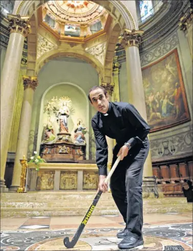  ??  ?? UN GUÍA. Litus Ballbé posa para AS en la Iglesia de Santa María de Mataró, donde reside.